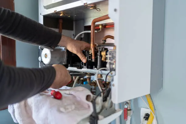 Técnico de Norte Clima reparando una caldera a domicilio